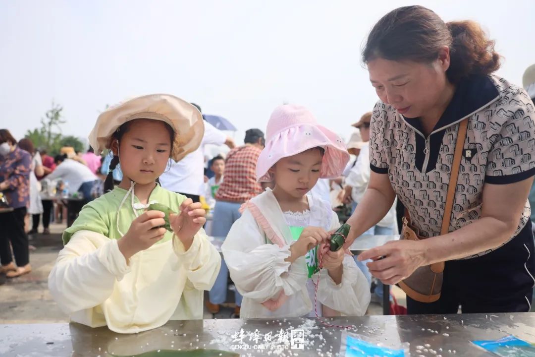 埠千人包粽子暨爱心捐赠活动举办ag旗舰厅登录2024年端午蚌